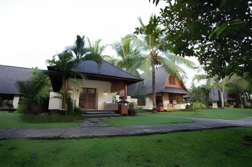 Tanjung Lesung Beach Hotel Exterior photo